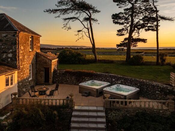 10 bed property, in Bennar Fawr, £1,495,000