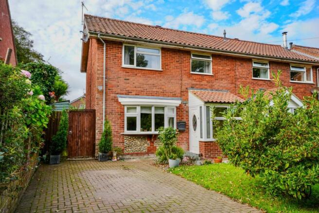 2 bed property, in Northrepps Road, £260,000