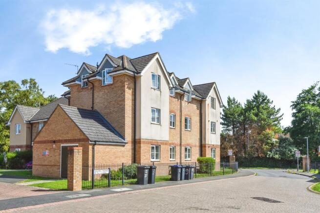 2 bed property, in Anzio Road, £170,000