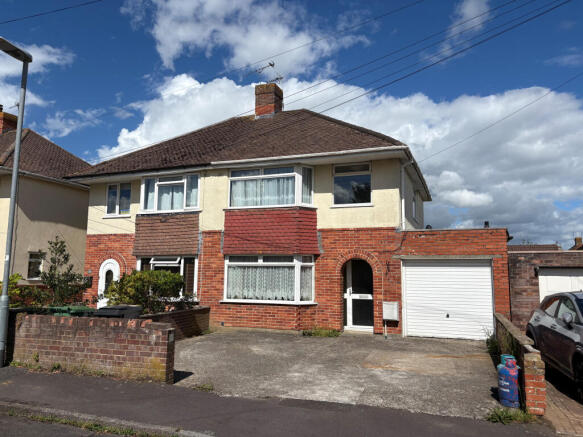 3 bed property, in Barnet Close, £230,000