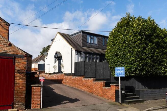 4 bed property, in High Street, £425,000
