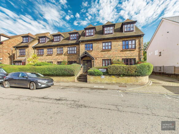 2 bed property, in Chorleywood, £325,000