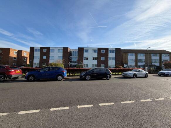 2 bed property, in Flat 6, £110,000