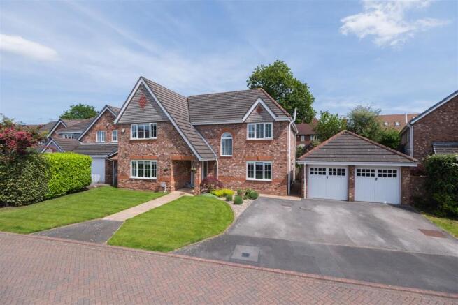 4 bed property, in Rue De Bohars, £715,000