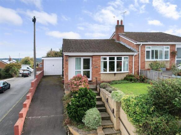 2 bed property, in Forest Close, £235,000