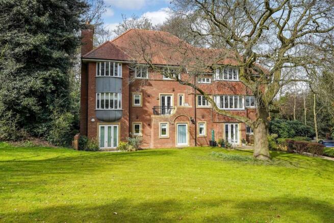 2 bed property, in Woodland Villa, £150,000