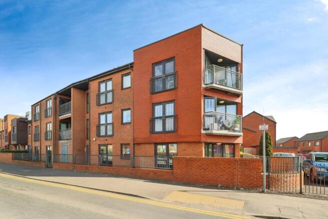 2 bed property, in Fairfield Road, £110,000