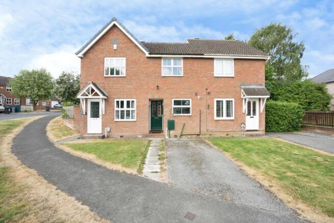 1 bed property, in Blackthorn Close, £125,000