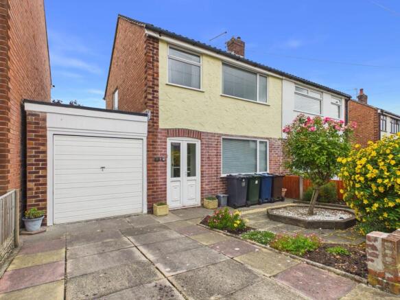 3 bed property, in Douglas Drive, £225,000