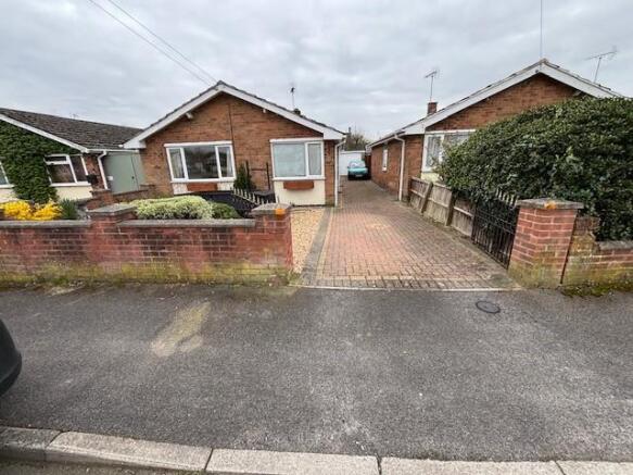 2 bed property, in Highfields Drive, £200,000