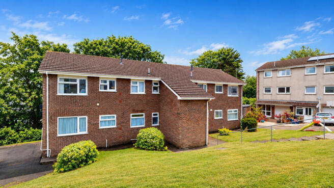 2 bed property, in Farmleigh, £160,000