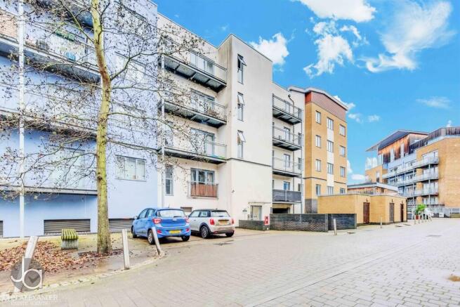 2 bed property, in Pier Wharf, £165,000