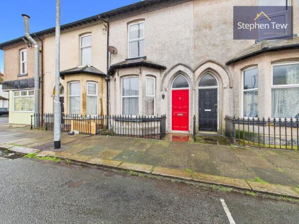 2 bed property, in Adelaide Street, £100,000