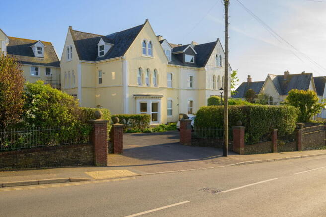 2 bed property, in Bay View Road, £185,000
