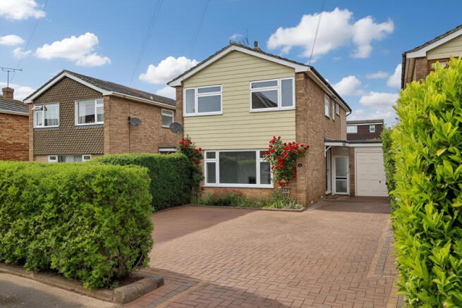 4 bed property, in Ian Road, £600,000
