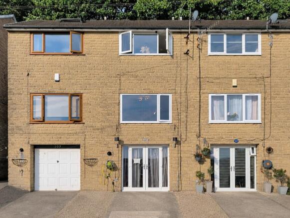 2 bed property, in Keswick Close, £165,000