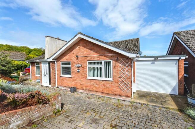 3 bed property, in Renwick Park East, £350,000