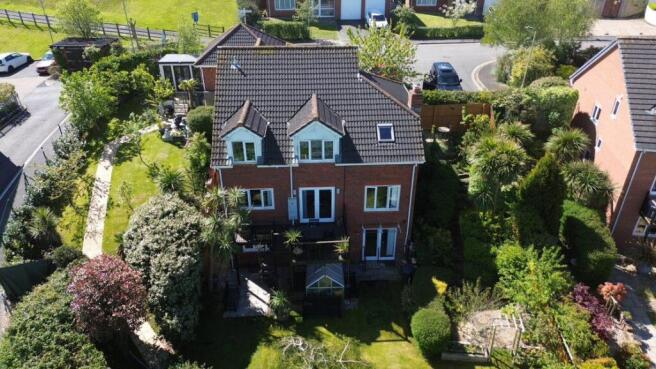 6 bed property, in Cleave Road, £615,000