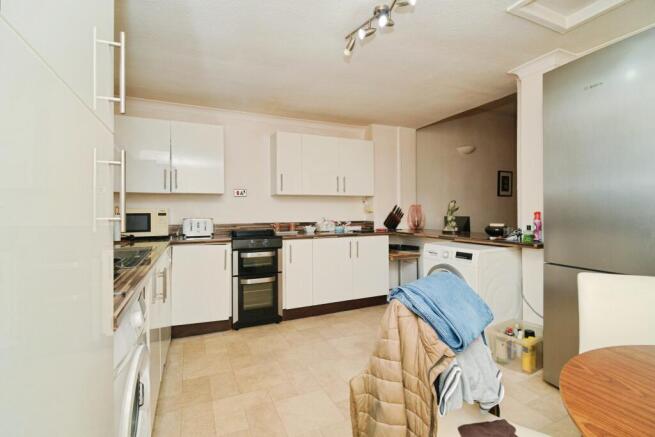 2 bed property, in Memorial Road, £195,000