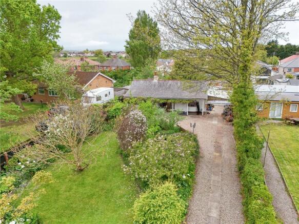 2 bed property, in Cobham Road, £260,000
