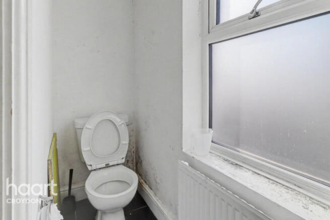 2 bed property, in Priory Road, £375,000