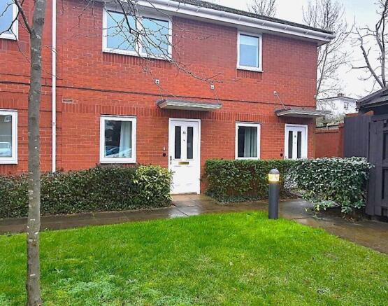 2 bed property, in Broad Lane, £155,000