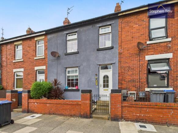 2 bed property, in Newhouse Road, £100,000