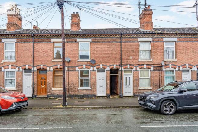 2 bed property, in Bearwood Hill Road, £125,000