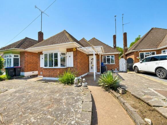 3 bed property, in Victoria Avenue, £400,000