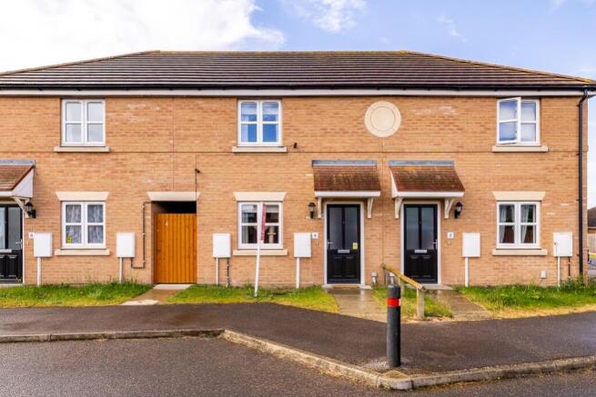 2 bed property, in Picketts Way, £139,950