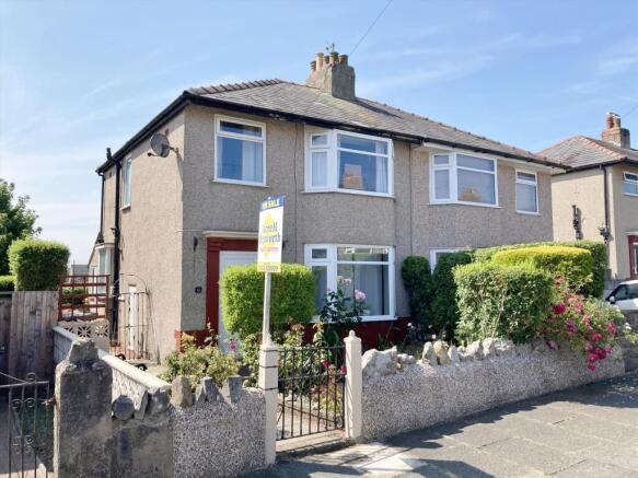 3 bed property, in Douglas Drive, £195,000