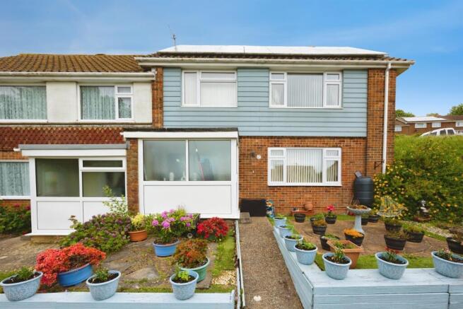 3 bed property, in Hollands Avenue, £315,000