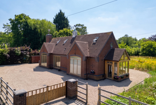 2 bed property, in Bradnocks Marsh Lane, £850,000