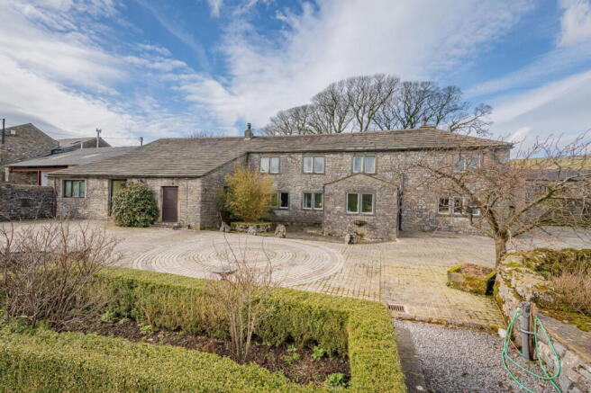 5 bed property, in Capon Hall, £900,000