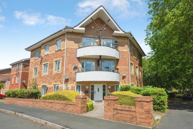 2 bed property, in Navigation Way, £100,000