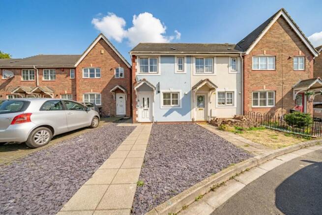 2 bed property, in Charlock Road, £215,000