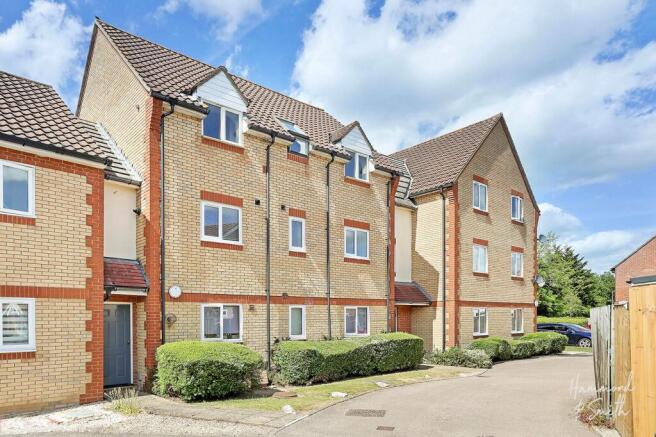 2 bed property, in Aynsley Gardens, £230,000
