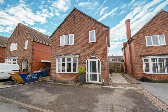 3 bed property, in Derwent Road, £270,000