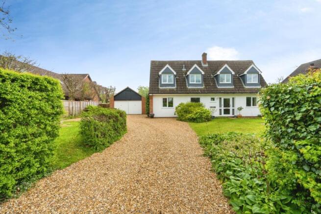 4 bed property, in Wood End Lane, £800,000