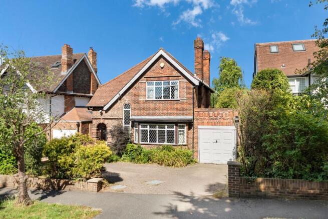 3 bed property, in Hillcrest Gardens, £1,195,000