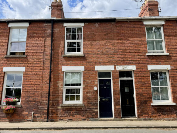 2 bed property, in Long Lane, £290,000