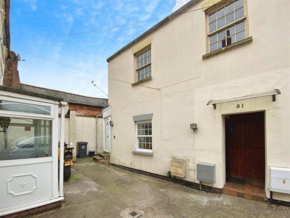 2 bed property, in High Street, £65,000