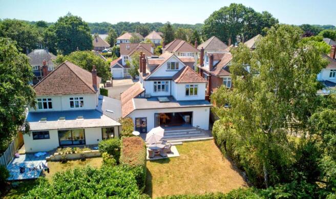 5 bed property, in Hadden Road, £849,950