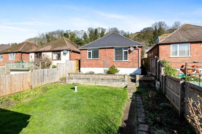 2 bed property, in Queens Avenue, £230,000