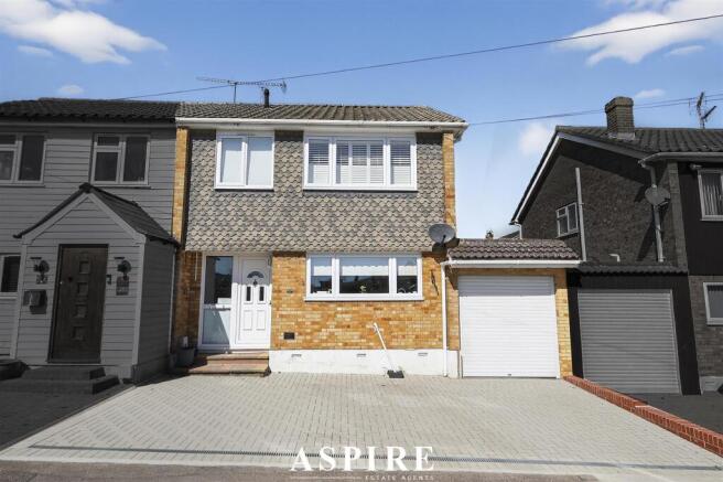 3 bed property, in Briar View, £475,000