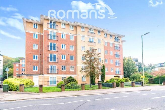 1 bed property, in Farnborough Road, £135,000
