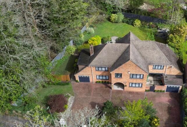 4 bed property, in Crawley Hill, £950,000