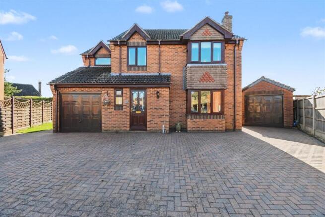 4 bed property, in Maple Close, £312,000