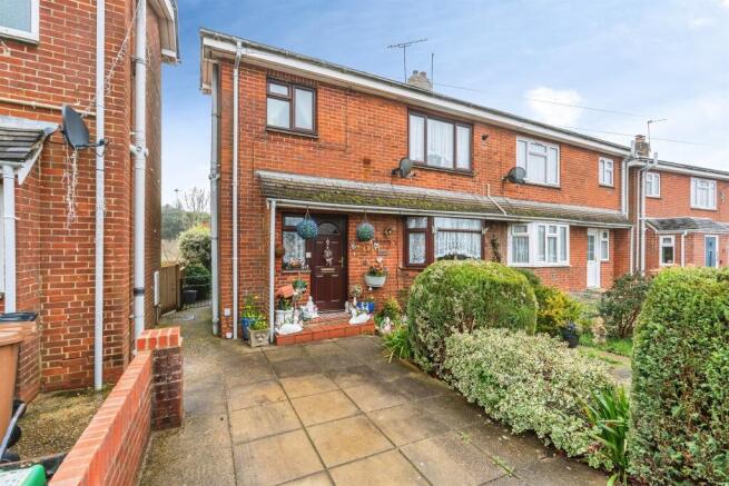 3 bed property, in Malmesbury Road, £370,000