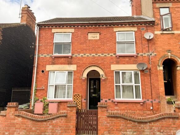 2 bed property, in Rock Street, £95,000
